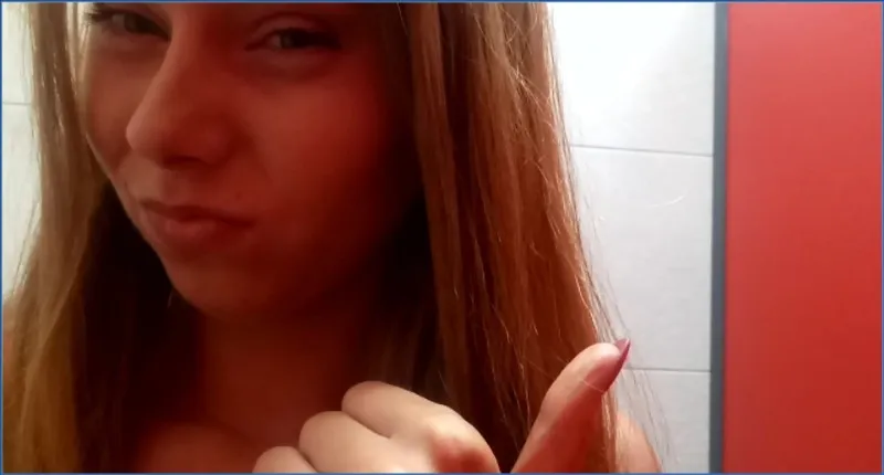 Sarah s'accroupit sur la esclave WC publique et lâche tout - vidéo fétiche