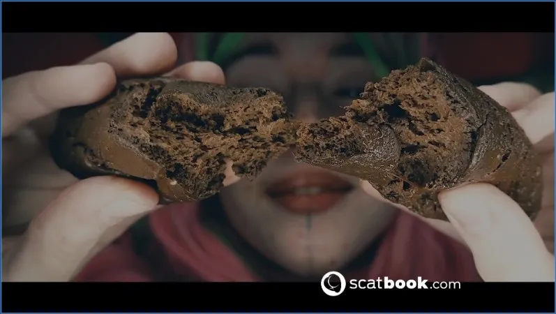 Salope de la couronne: Betty fait son festin - vidéo scato