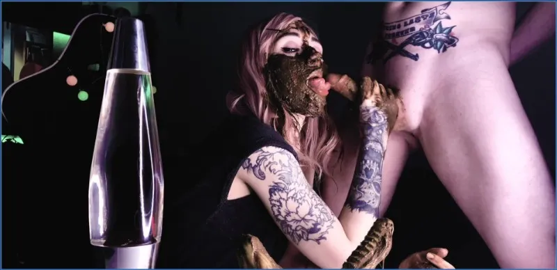 Dirty Betty étale une généreuse quantité de caca avec un gode et une bite - vidéo fétiche