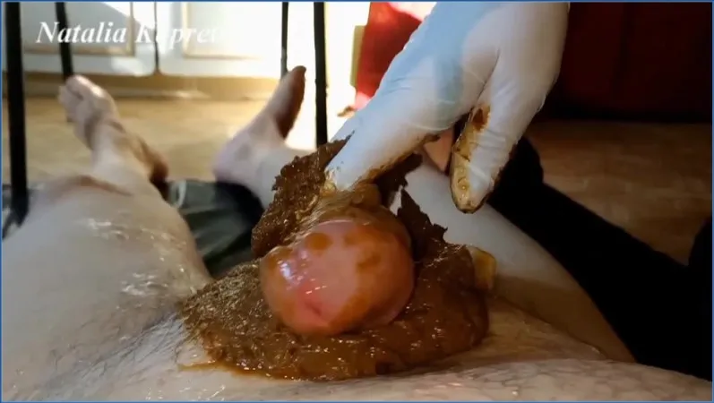 Natalia Kapretti force son esclave à manger du scato fait maison - vidéo scato