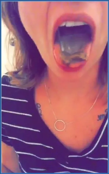 LilbuttLex lèche soigneusement les boules anales après avoir retiré le plug - vidéo fétiche