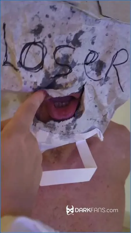 Domina Marbella se moque et crache sur son esclave-poubelle - vidéo scato