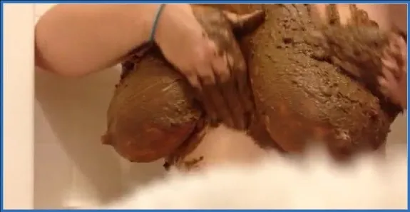 Allura étale son caca goulûment sur ses grosses loches - vidéo scato