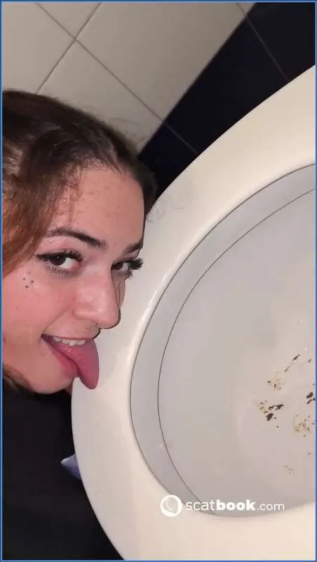 Malafalda en toilettes humaines avec du scato et de l'urine - vidéo fétiche