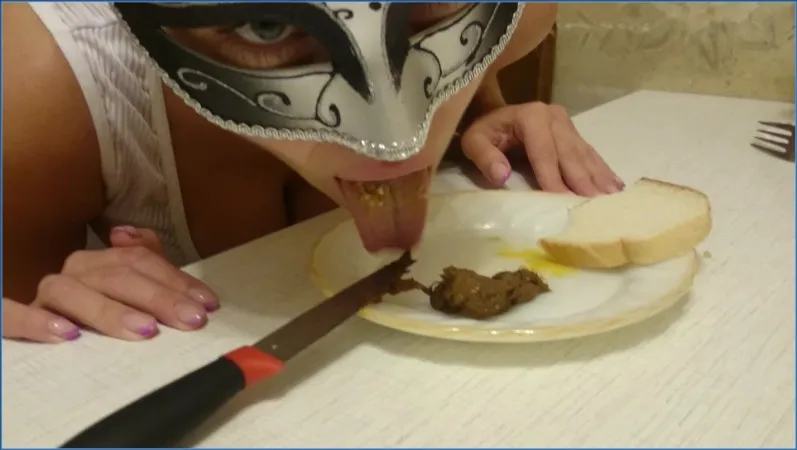 Brown Wife savoure son scato direct sur du pain - vidéo fétiche
