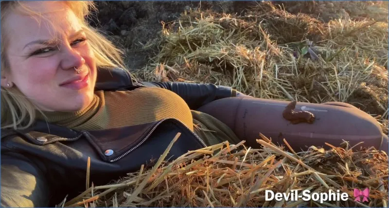 Devil Sophie se fait pisser dessus et imbiber de naturel sur le tas de fumier - vidéo scato