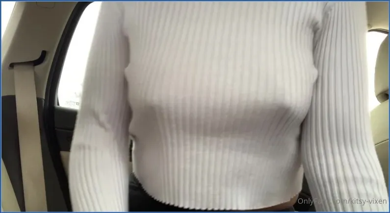 Kitsy Vixen fait caca dans la voiture - Car Farts 2 - vidéo scato