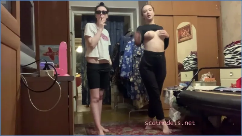 Asha lèche le cul et fait sortir du scato frais - vidéo scato