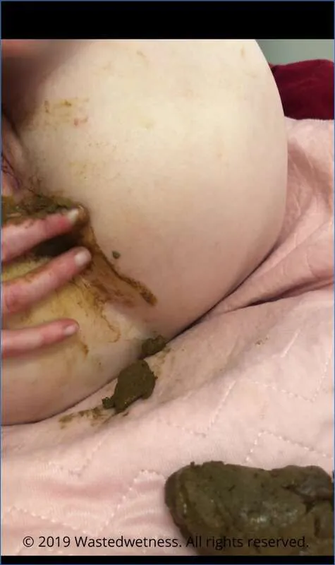 Wastedwetness et sa femme dans une scat-session lesbienne avec du scato - vidéo scato