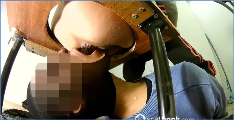 Mistress Anna presse un gros tas de scato difficilement - vidéo scato