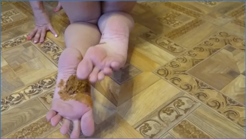 Brown Wife s'enfourche avec du scato sur son fétiche des pieds - vidéo fétiche