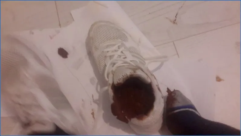 Thefartbabes détériore sa sneaker avec une crasseuse cochonnerie - vidéo scato
