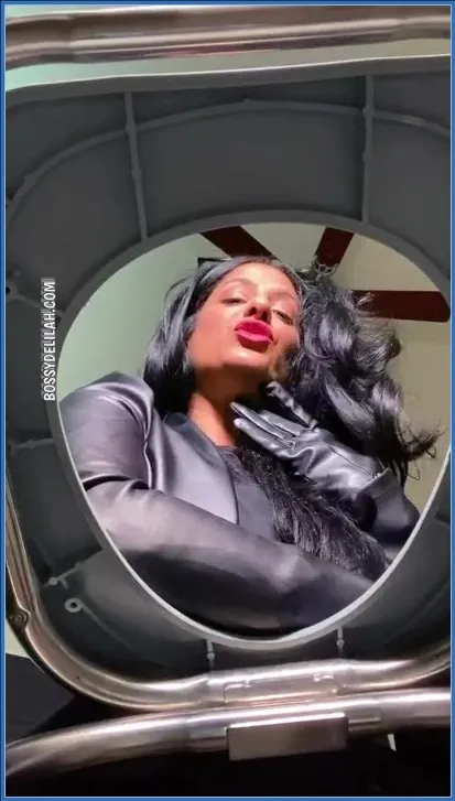 Bossy Delilah: la reine scato dominante et latina - vidéo scato
