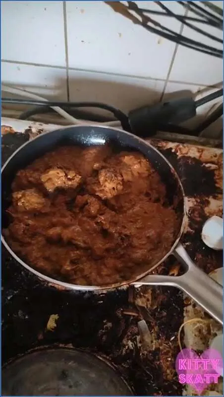 Kitty Skatt mélange une soupe de scato toute fraîche directement à la source - vidéo scato