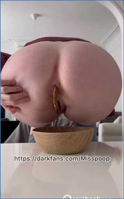 Miss Poop et le coup de feu soudain - Le scato n'attend pas - vidéo scato