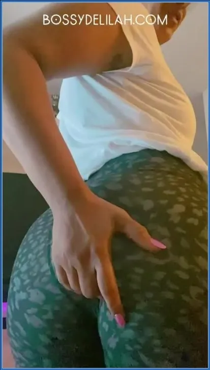 Bossy Delilah récompense son cochon payant avec ses flatulences - vidéo scato