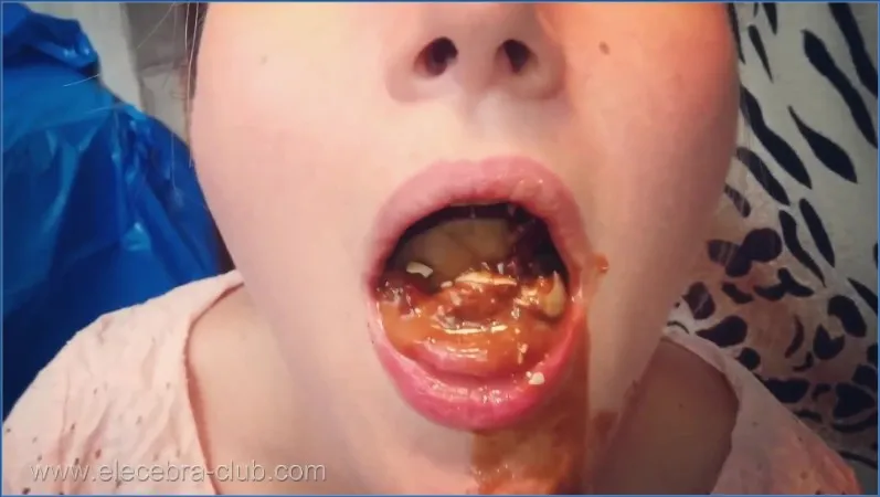 Elecebra s'offre son sucré Caca-Bonbon devant la caméra - vidéo scato