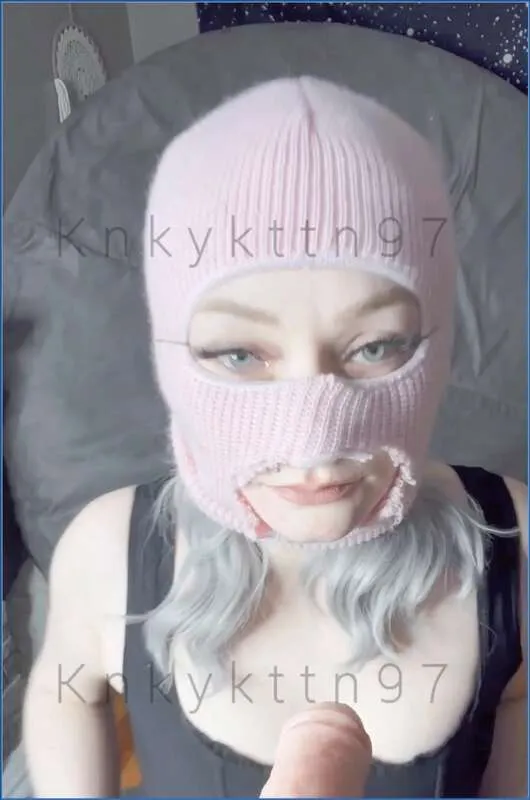 KnkyKttn97 se fait baiser par la baiseuse mécanique - vidéo fétiche