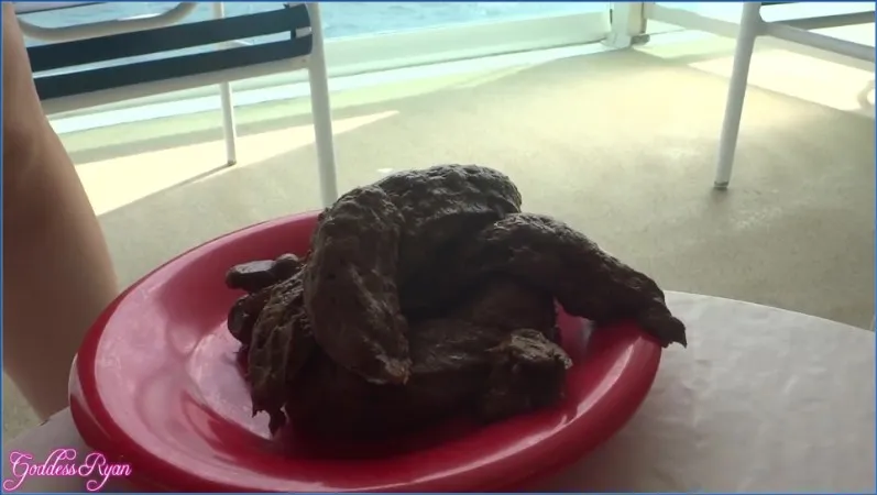 Goddess Ryan chie directement sur le balcon de croisière en public - vidéo scato