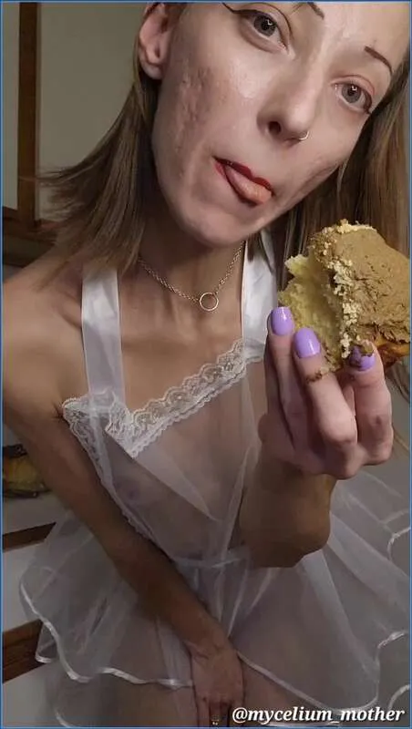 Mycelium Mère pétrit son gâteau de scat avec du scato frais - vidéo scato
