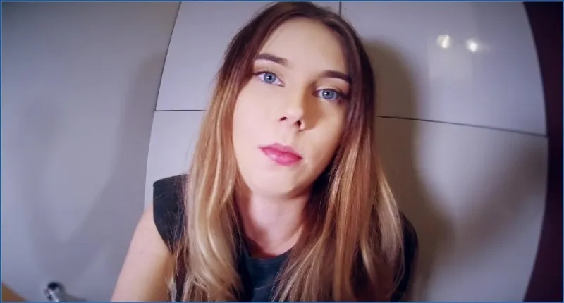 HotDirtyIvone fait de toi sa propre esclave-toilette - vidéo scato