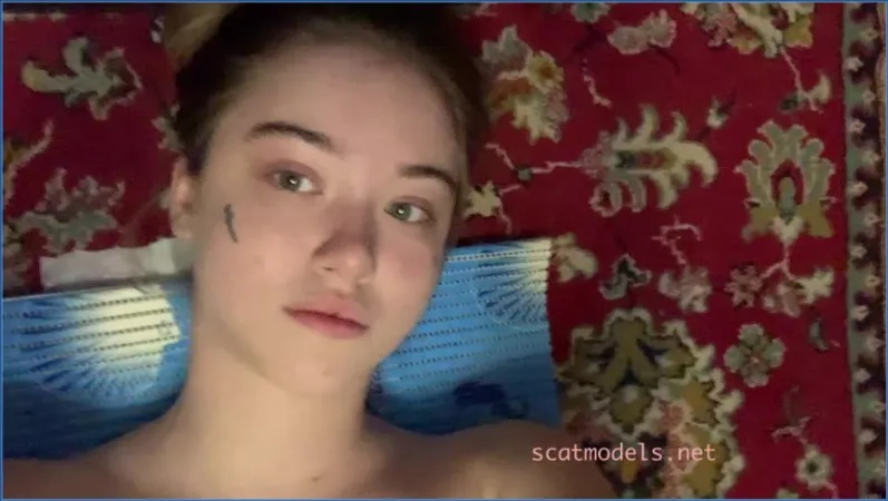 Asha se délecte du scato d'Amy lors d'un jeu lesbien torride - vidéo fétiche