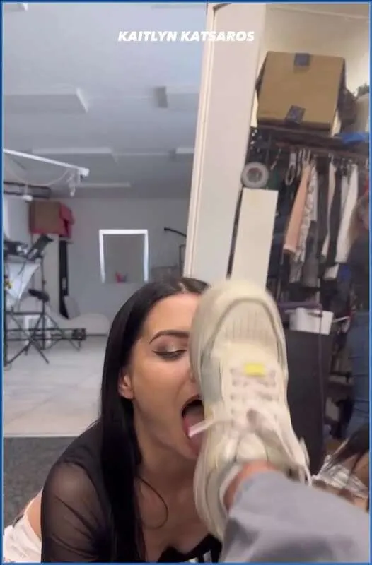 Kaitlyn Katsaros en solo: Backstage avec Nuria - vidéo scato
