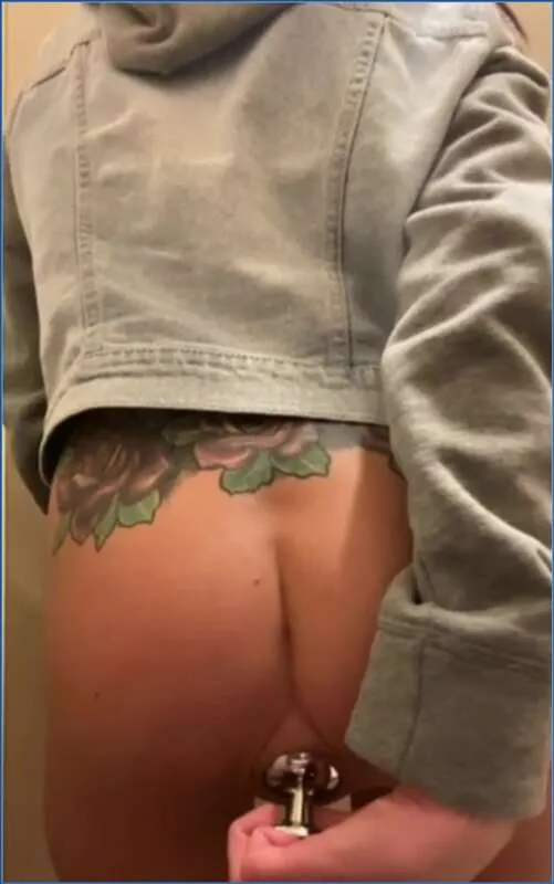 LilbuttLex nettoie son plug anal après une selle dure - vidéo fétiche