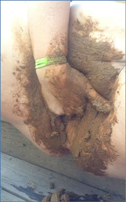Allura étale le scato dans sa chatte salle en solo - vidéo scato