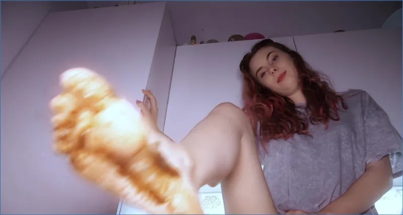 HotDirtyIvone fait nettoyer ses sales petons - vidéo scato