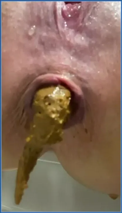 La Princesse des Merdes présente son évacuation dans une vue rapprochée extrême - vidéo scato