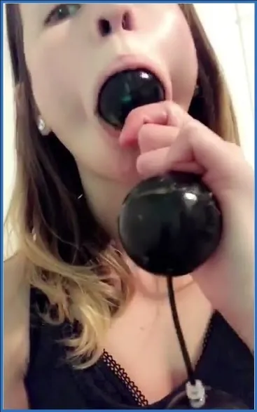 LilbuttLex se met de grosses perles anales et fait du Ass to Mouth - vidéo fétiche