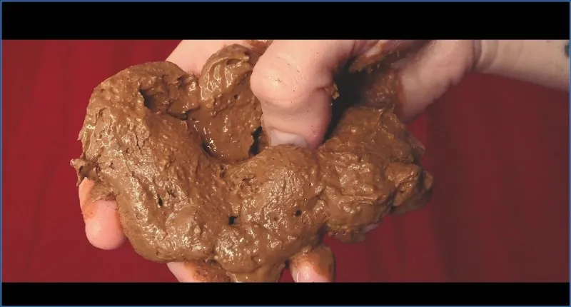 DirtyBetty fait péter un gros tas de scato avec des micro-étoiles brillantes - vidéo fétiche