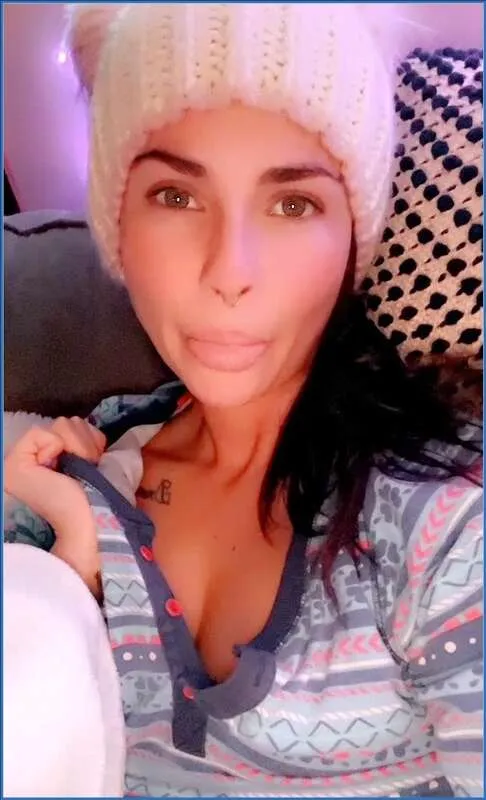 LilbuttLex s'amuse avec des jouets dans son cul par ennui - vidéo fétiche