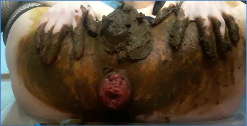 Scatlina présente un prolaps anal au milieu de sa propre coprophagie - vidéo scato