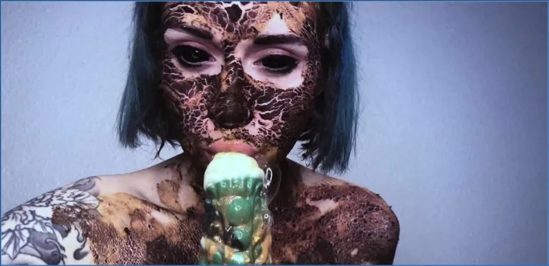 DirtyBetty s'enfonce profondément dans le scato et se lâche avec les jouets anaux - vidéo scato