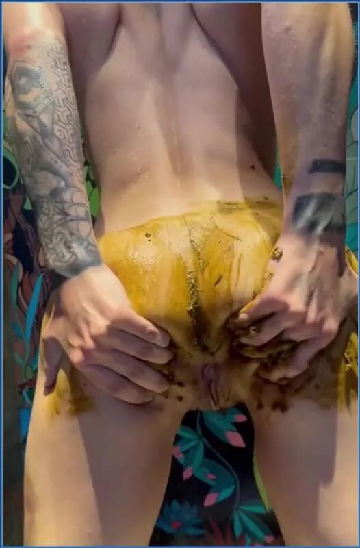 Kaitlyn Katsaros choque Nuria avec son scat - vidéo scato