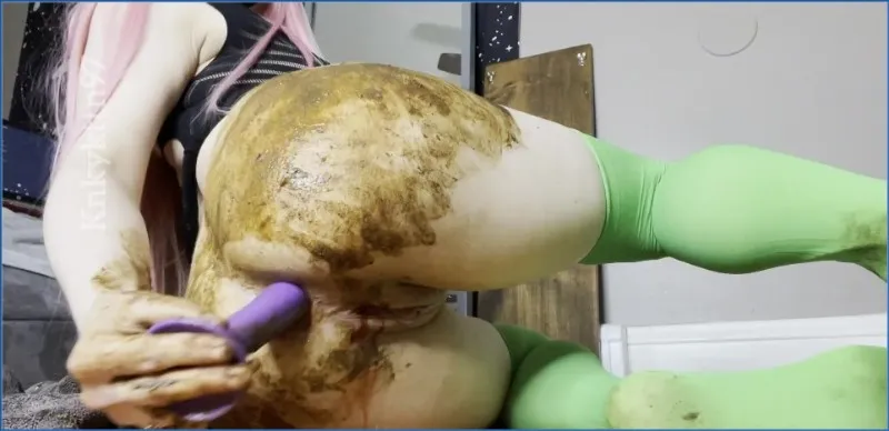 KnkyKttn97 se pisse dessus et fait son cul sale - vidéo fétiche
