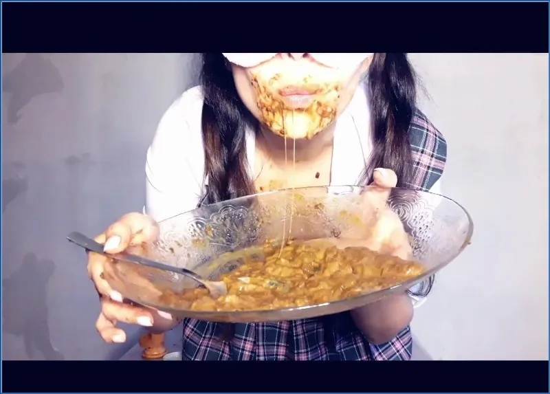 Scat Lina mélange son scat avec du miel et avale le tout - vidéo scato