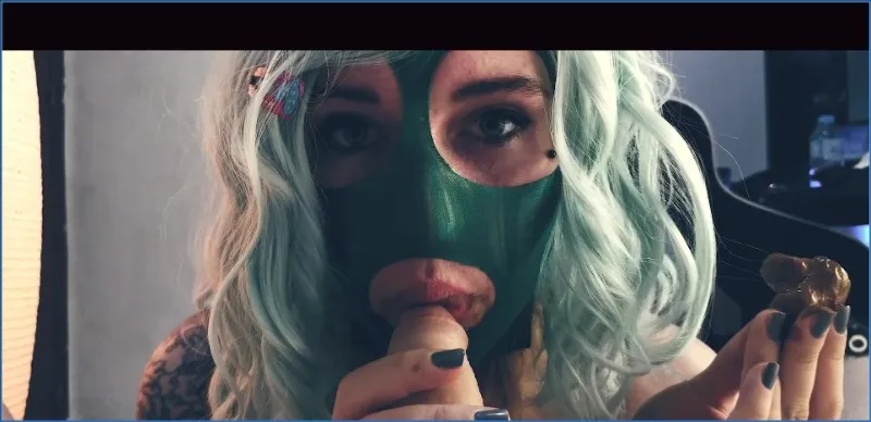 Dirty Betty avale son scato avec le masque vert - vidéo scato
