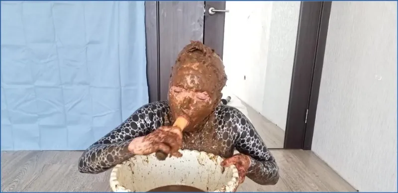 Scatlina sert un festin de scato avec 17 charges dans un restaurant abandonné - vidéo scato