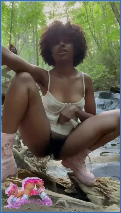 Saint Ziya pisse sans gêne à la cascade dans la nature - vidéo scato
