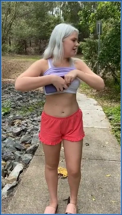 Filthy Skye s'enduit de scato et d'une pénétration profonde avec un gode en vue subjective - vidéo scato