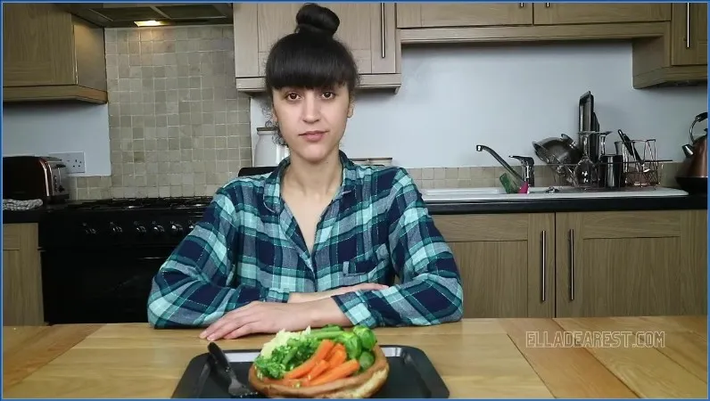 Ella Dearest sert son dégoûtant repas du dimanche avec du scato - vidéo scato