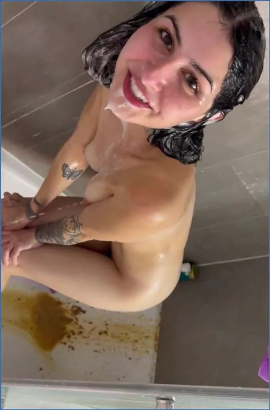 Kaitlyn Katsaros étale son caca dans toute la douche - vidéo scato