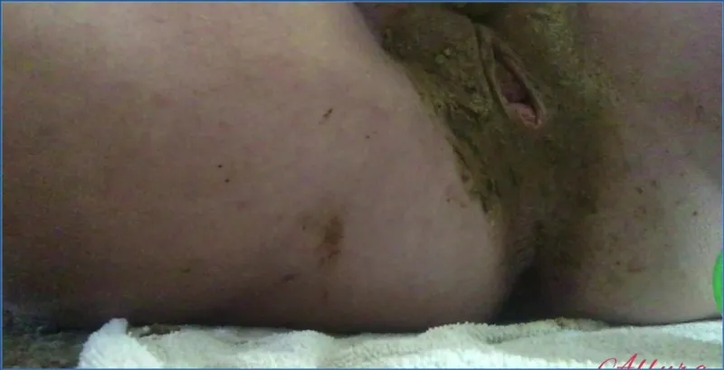 Allura enceinte se masturbe salement avec un jouet en plastique et une bouteille dans le scato - vidéo fétiche