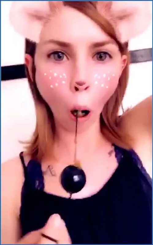 LilbuttLex lèche ses boules anales après avoir retiré le tout proprement - vidéo fétiche