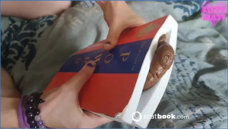 Kitty Skatt en critique littéraire avec du scato salace solo - vidéo fétiche