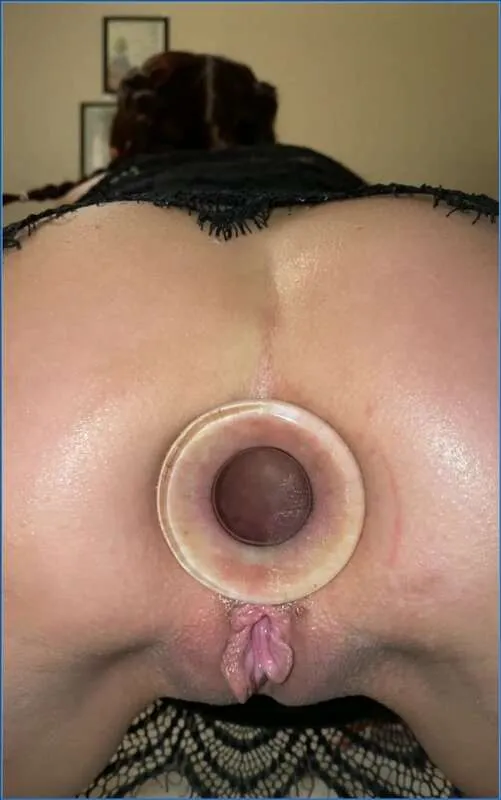 LilbuttLex s'amuse avec deux plugs en verre dans son cul - vidéo fétiche