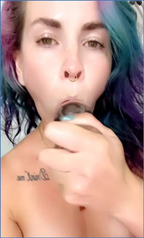 LilbuttLex s'amuse avec un plug de verre et le prend en bouche du cul - vidéo scato